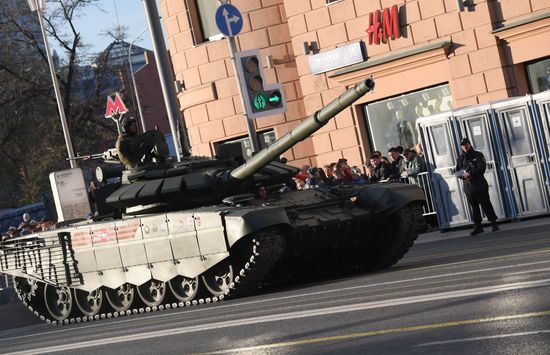 Военная техника перед ночной репетицией парада Победы 