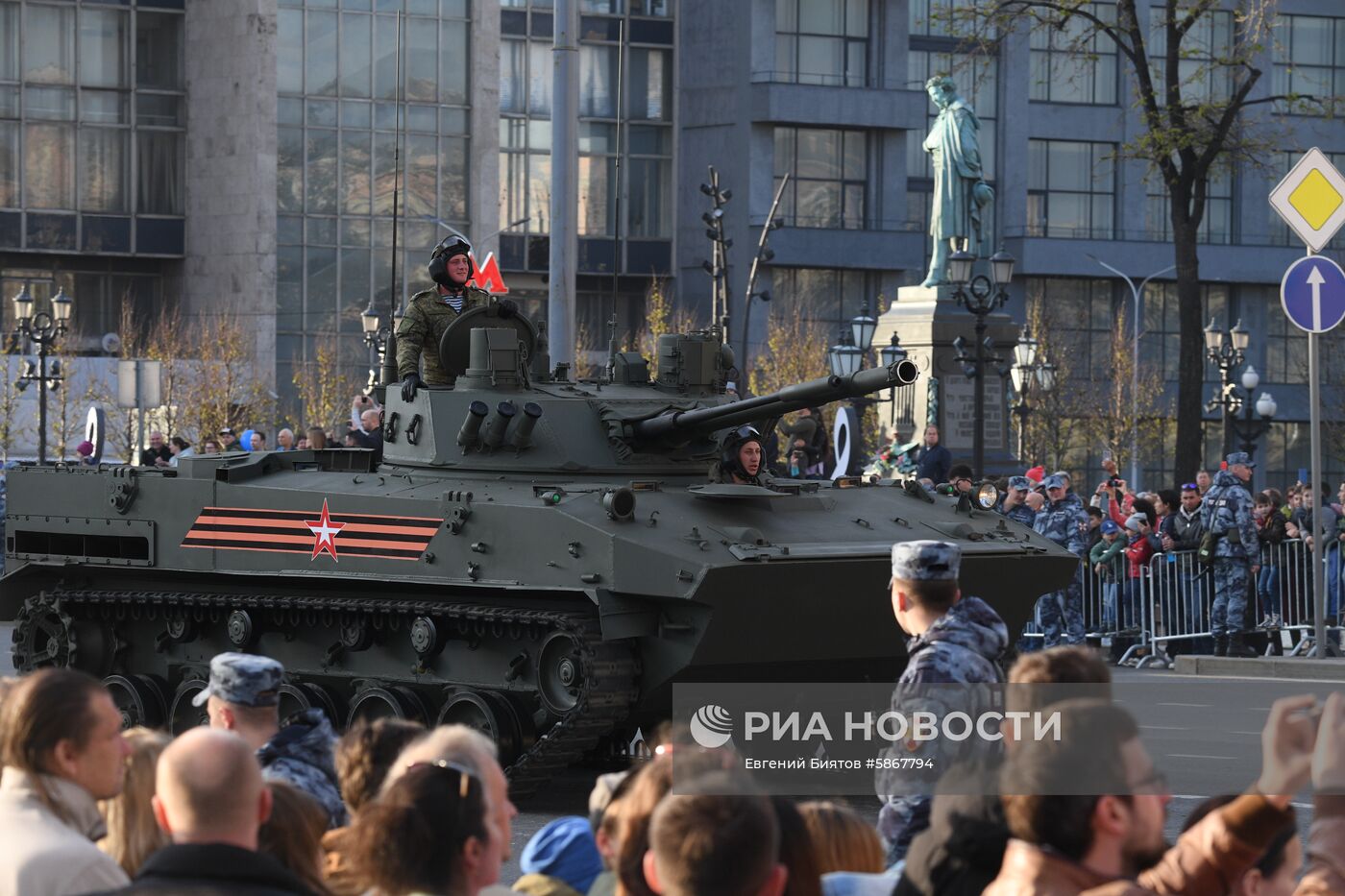 Военная техника перед ночной репетицией парада Победы 