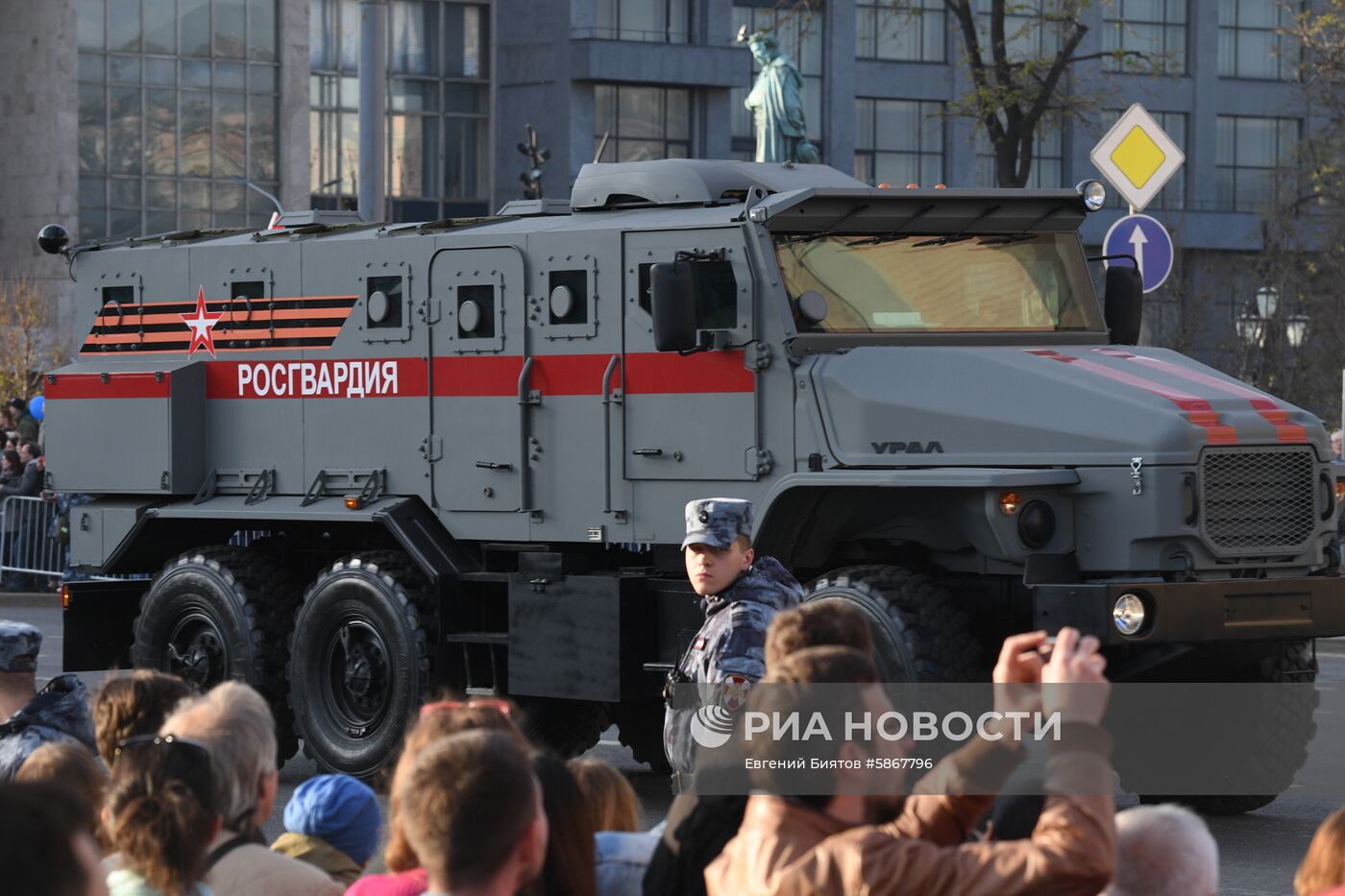 Военная техника перед ночной репетицией парада Победы 