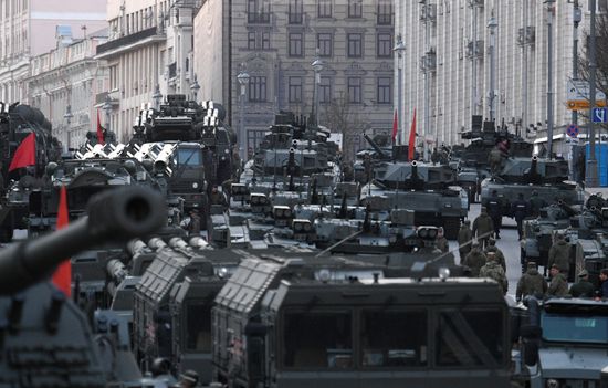 Военная техника перед ночной репетицией парада Победы 