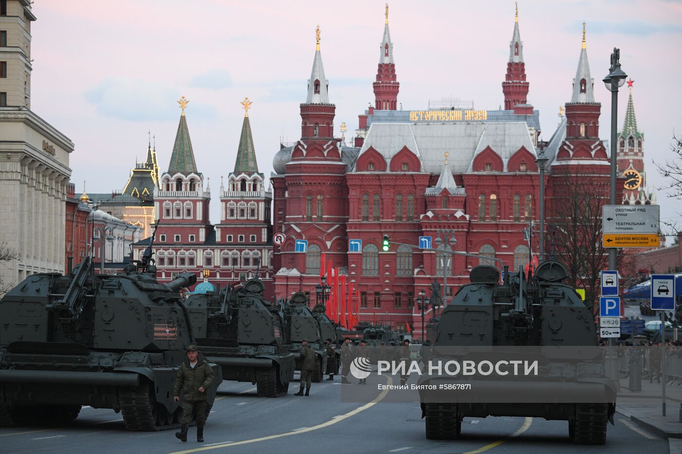 Военная техника перед ночной репетицией парада Победы