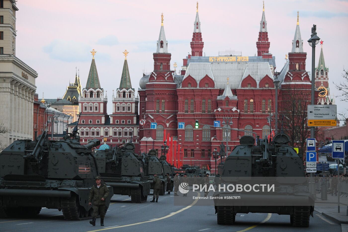 Военная техника перед ночной репетицией парада Победы 