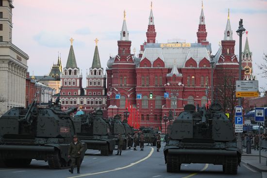 Военная техника перед ночной репетицией парада Победы 