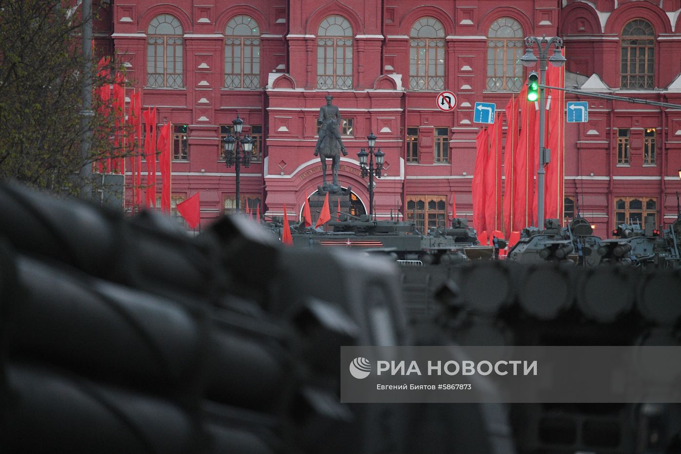 Военная техника перед ночной репетицией парада Победы