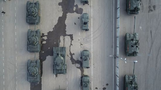 Военная техника перед ночной репетицией парада Победы 
