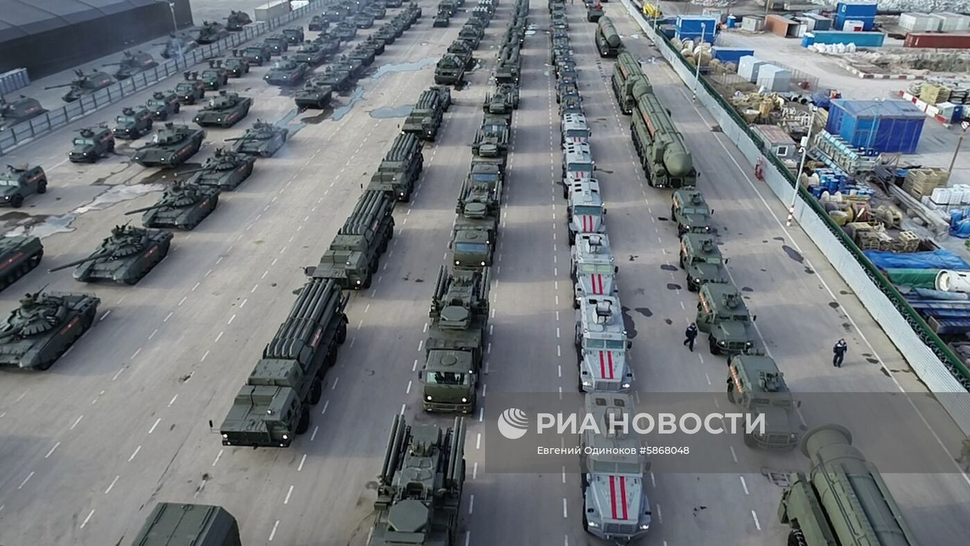 Военная техника перед ночной репетицией парада Победы