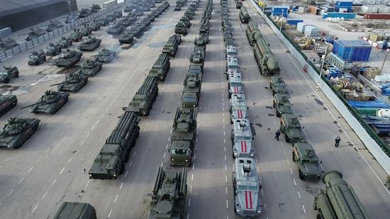 Военная техника перед ночной репетицией парада Победы 