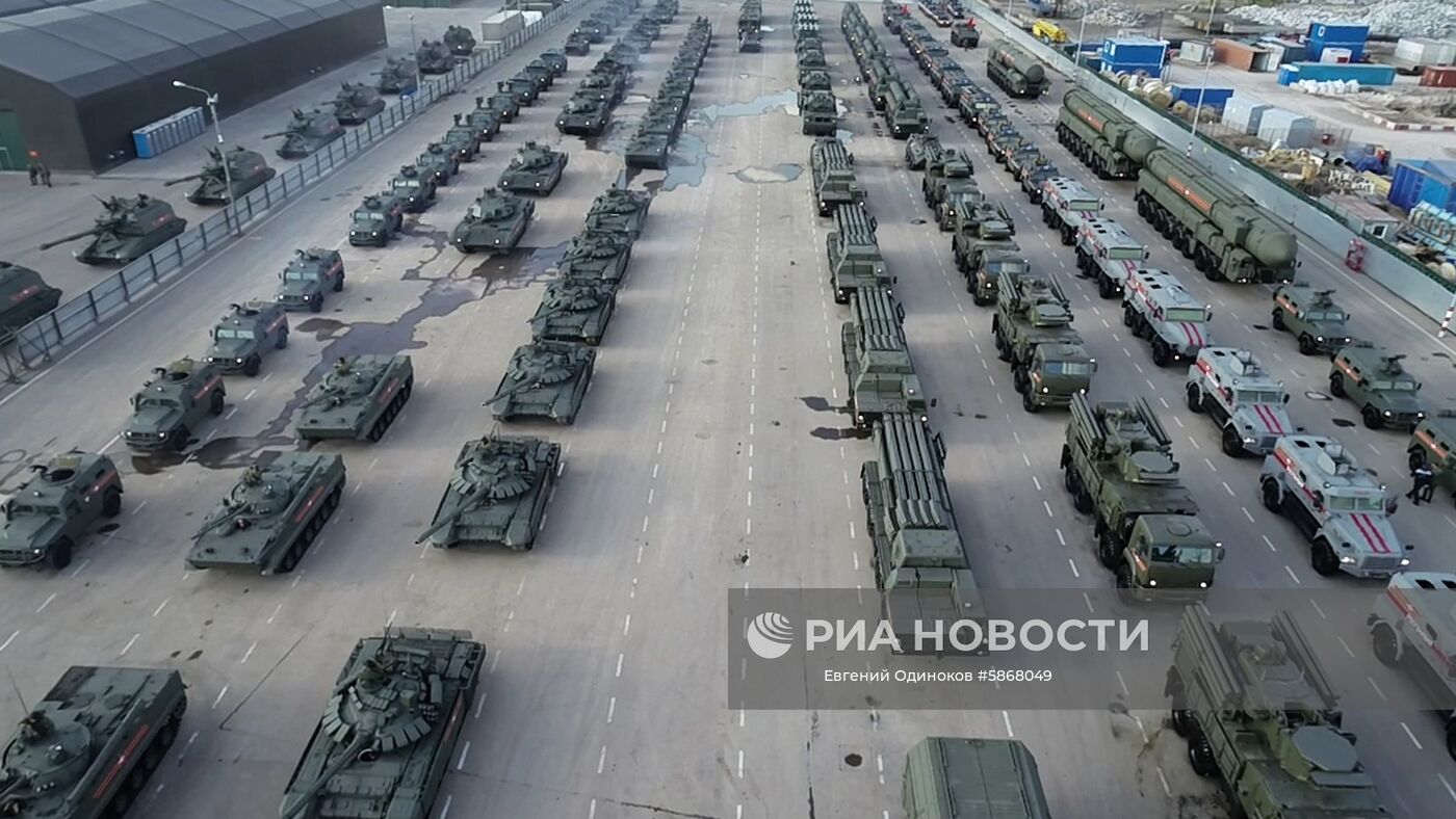 Военная техника перед ночной репетицией парада Победы