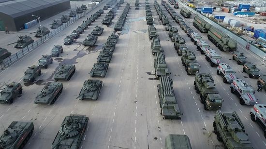 Военная техника перед ночной репетицией парада Победы 