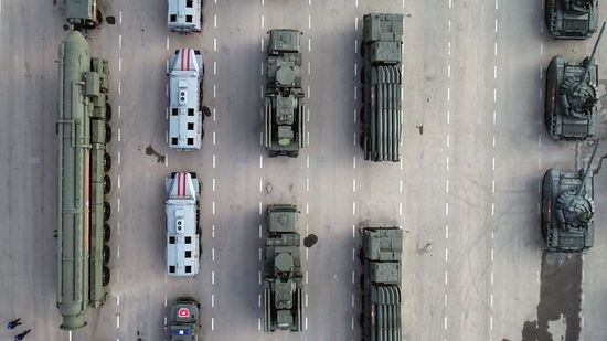 Военная техника перед ночной репетицией парада Победы 