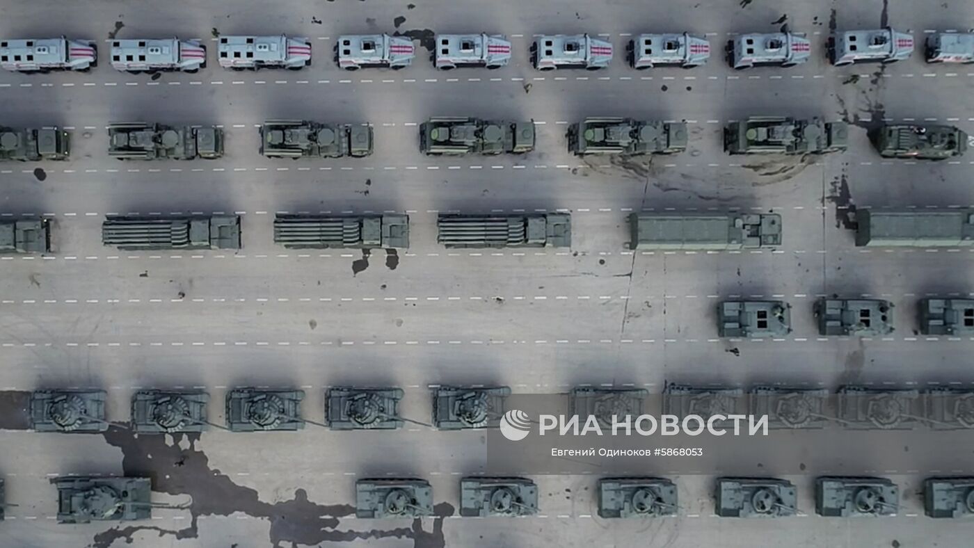 Военная техника перед ночной репетицией парада Победы