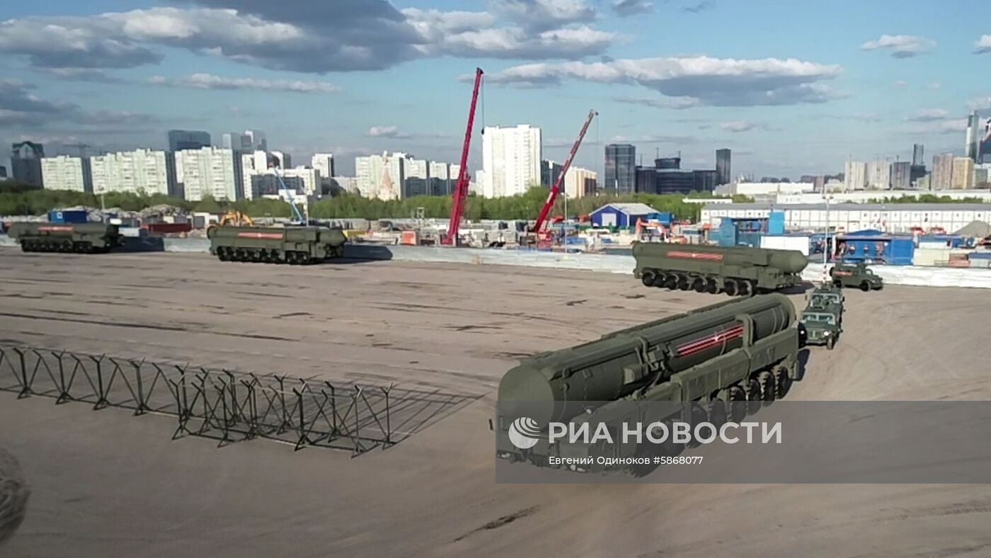 Военная техника перед ночной репетицией парада Победы