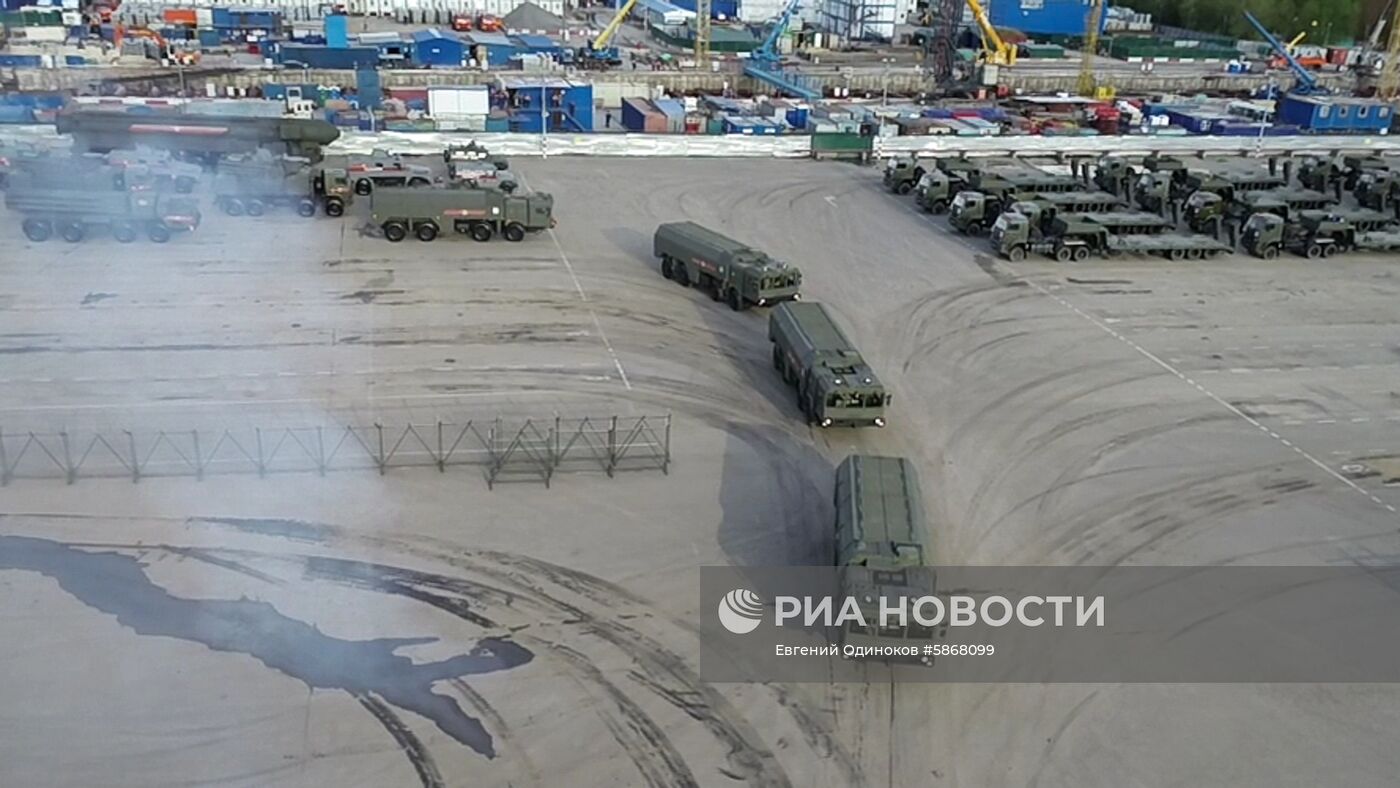 Военная техника перед ночной репетицией парада Победы