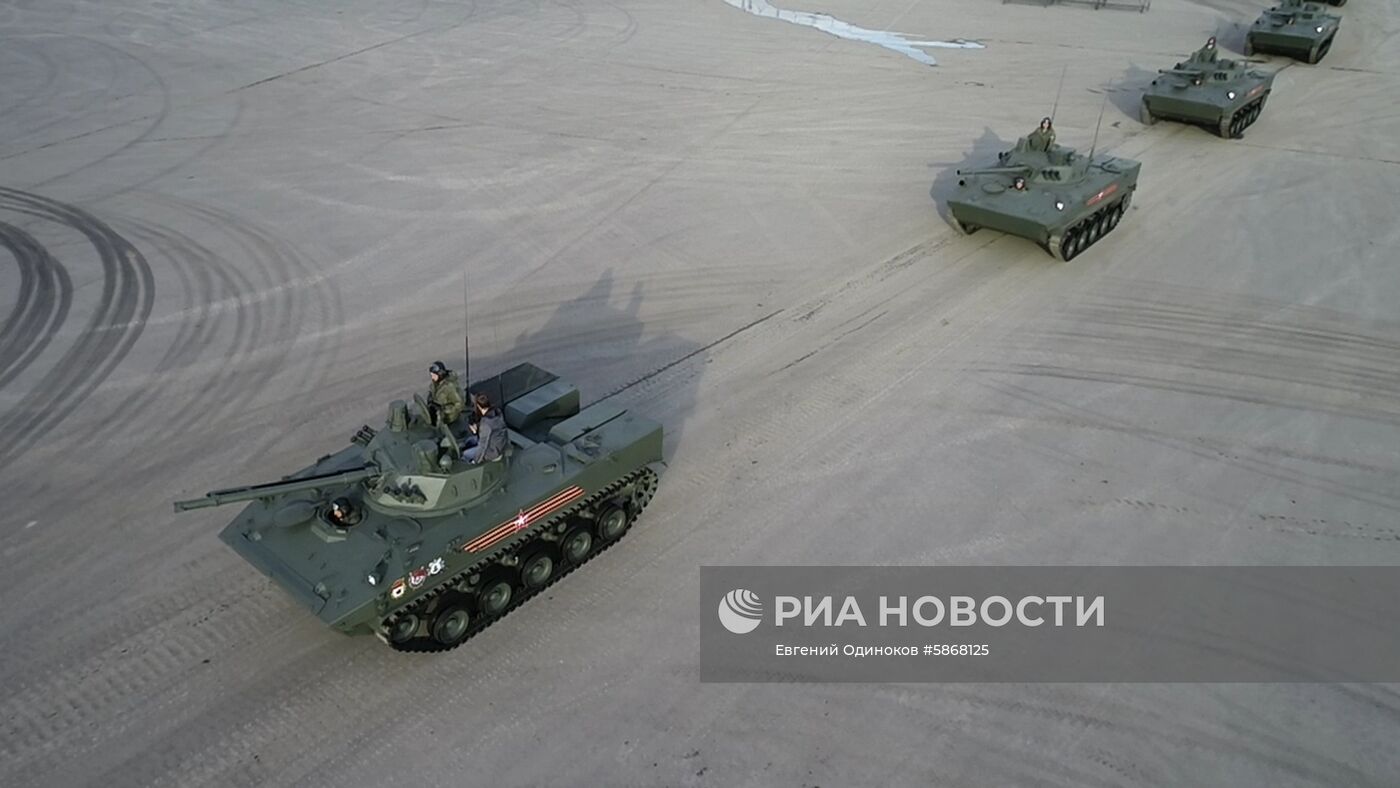 Военная техника перед ночной репетицией парада Победы