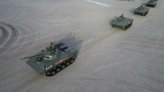 Военная техника перед ночной репетицией парада Победы 