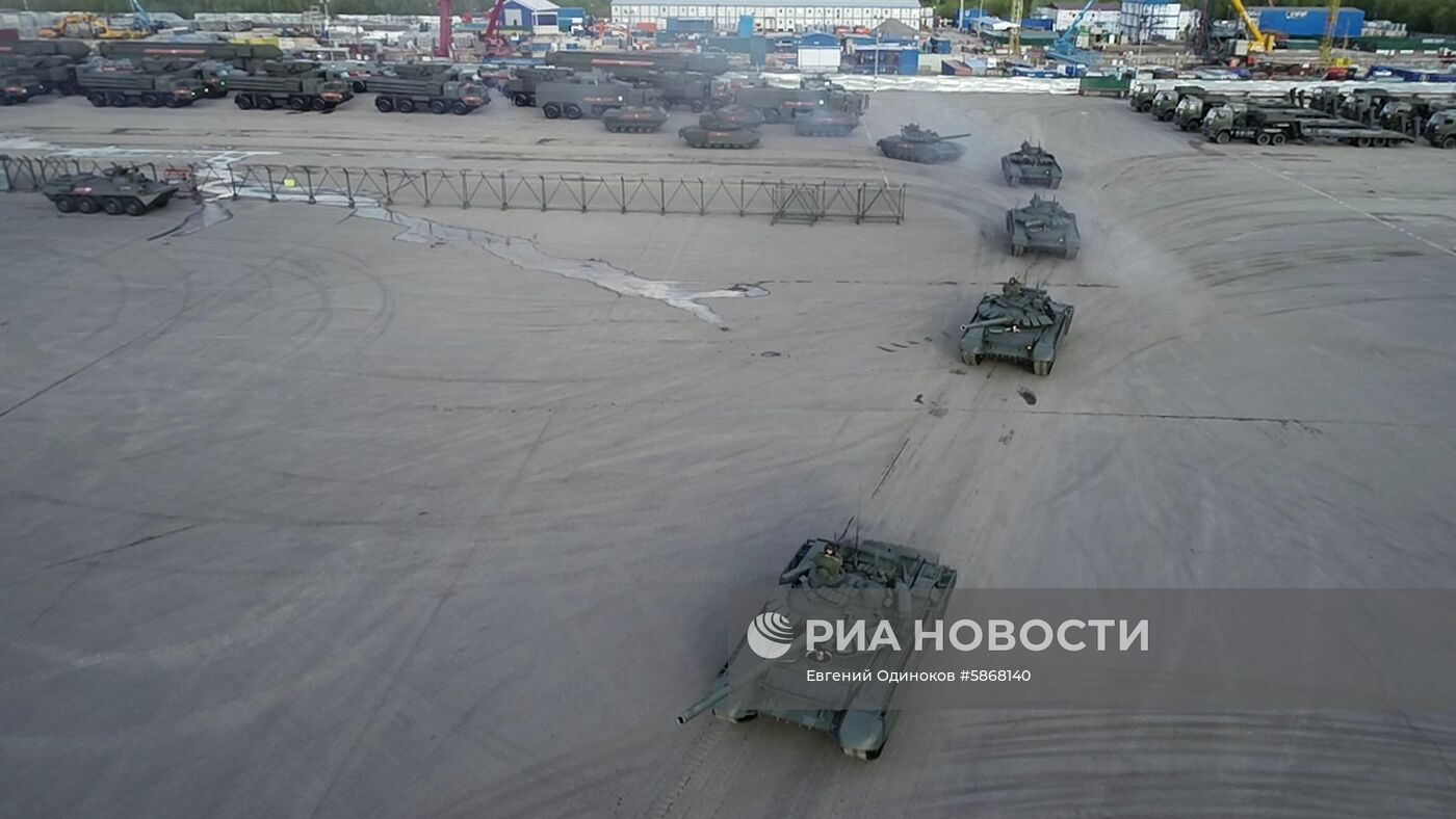 Военная техника перед ночной репетицией парада Победы 