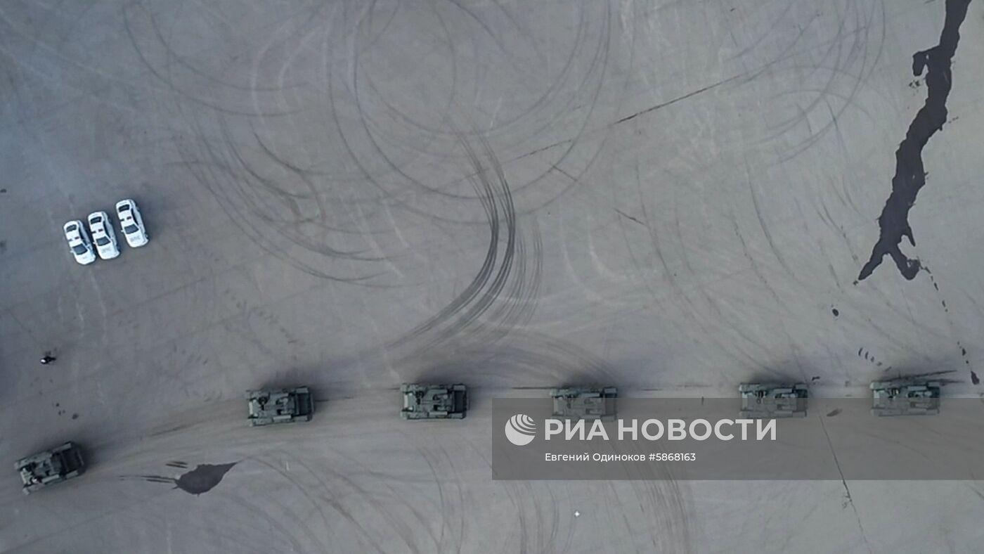 Военная техника перед ночной репетицией парада Победы