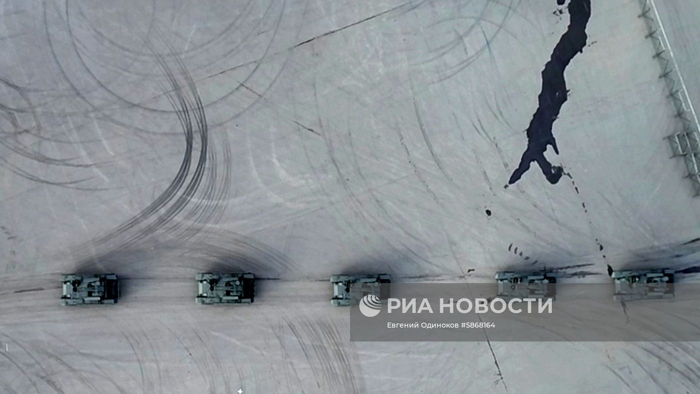 Военная техника перед ночной репетицией парада Победы
