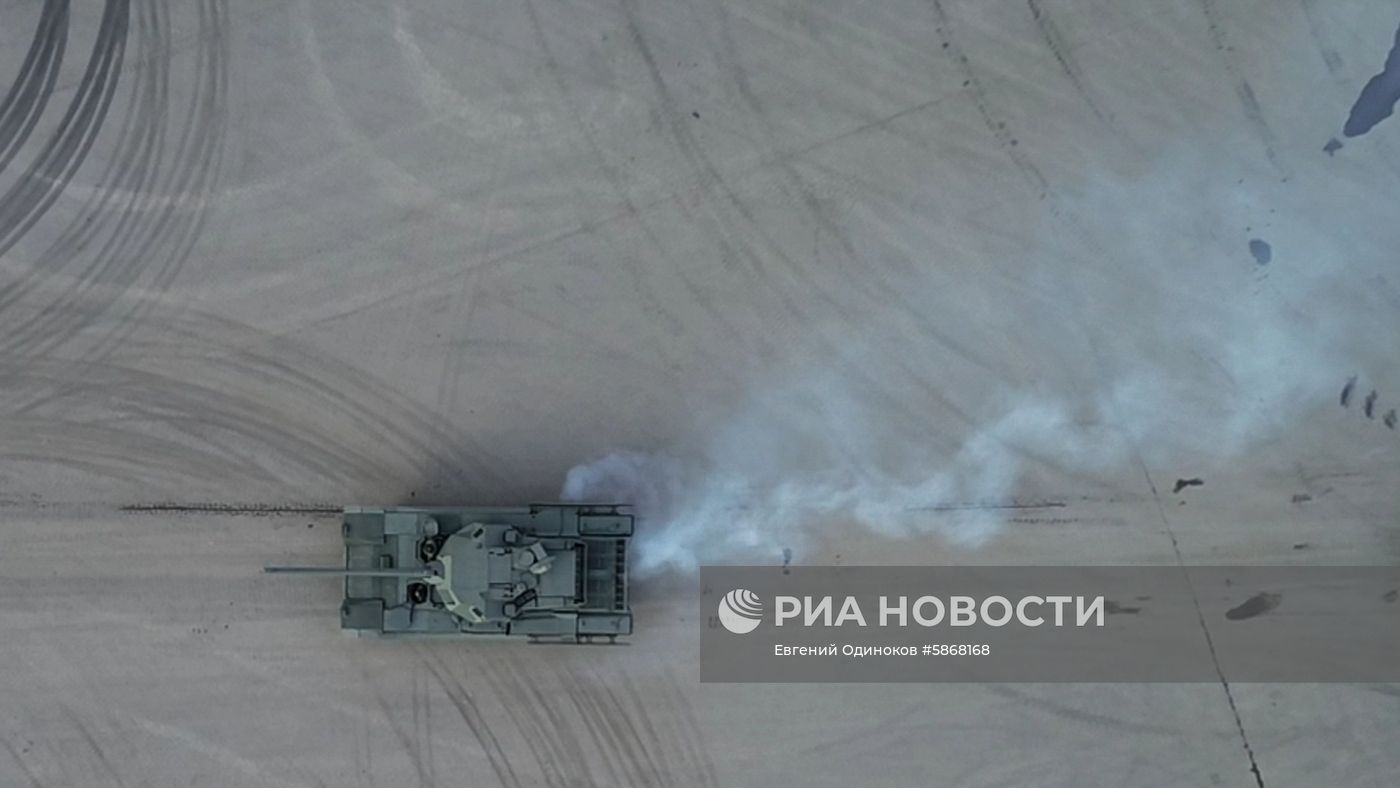 Военная техника перед ночной репетицией парада Победы