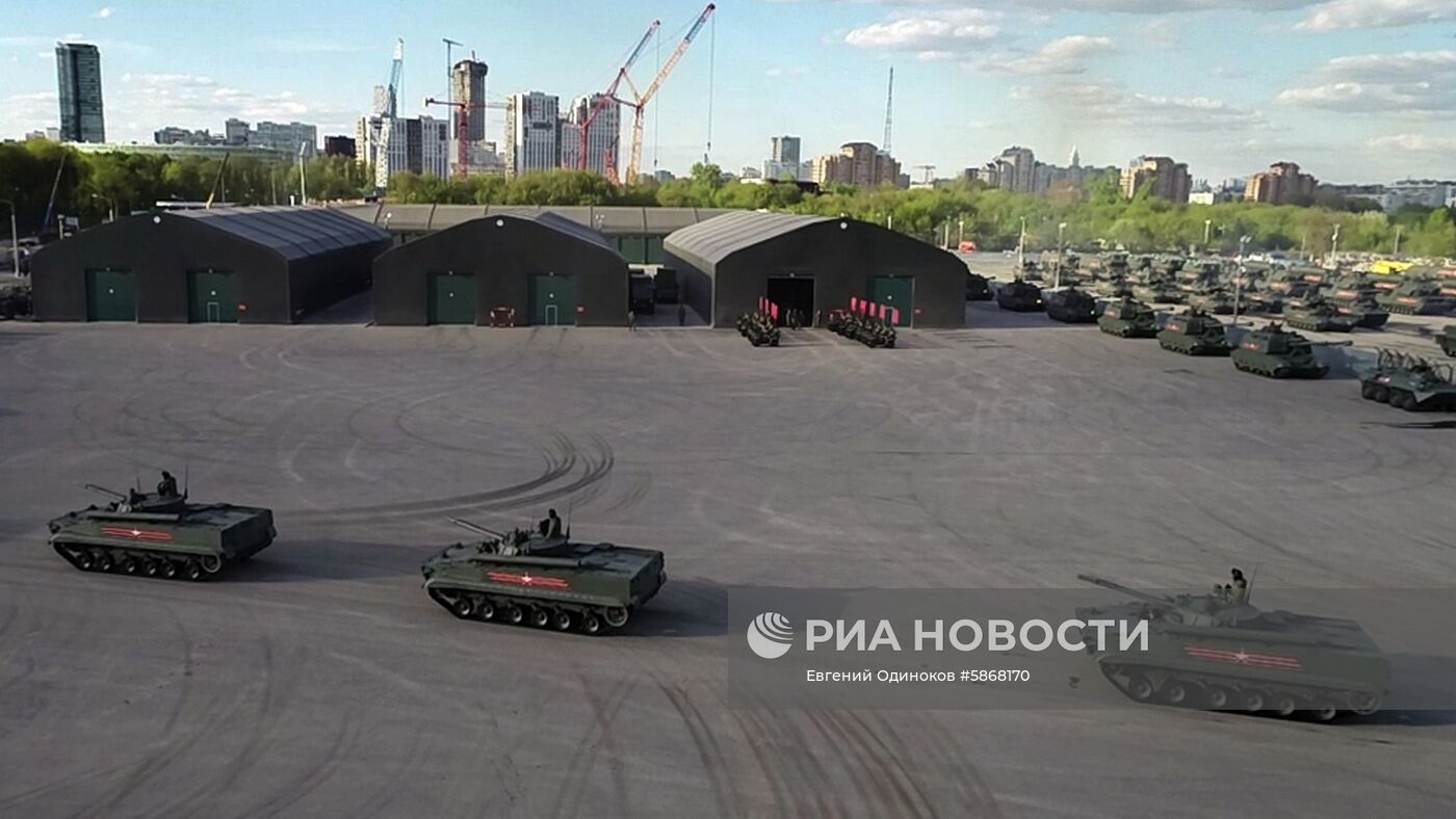 Военная техника перед ночной репетицией парада Победы 