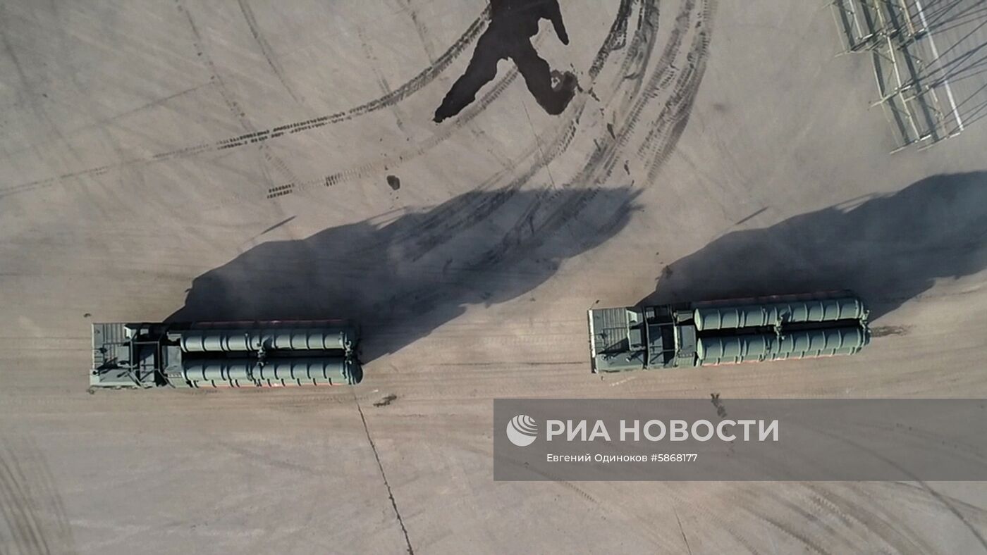 Военная техника перед ночной репетицией парада Победы