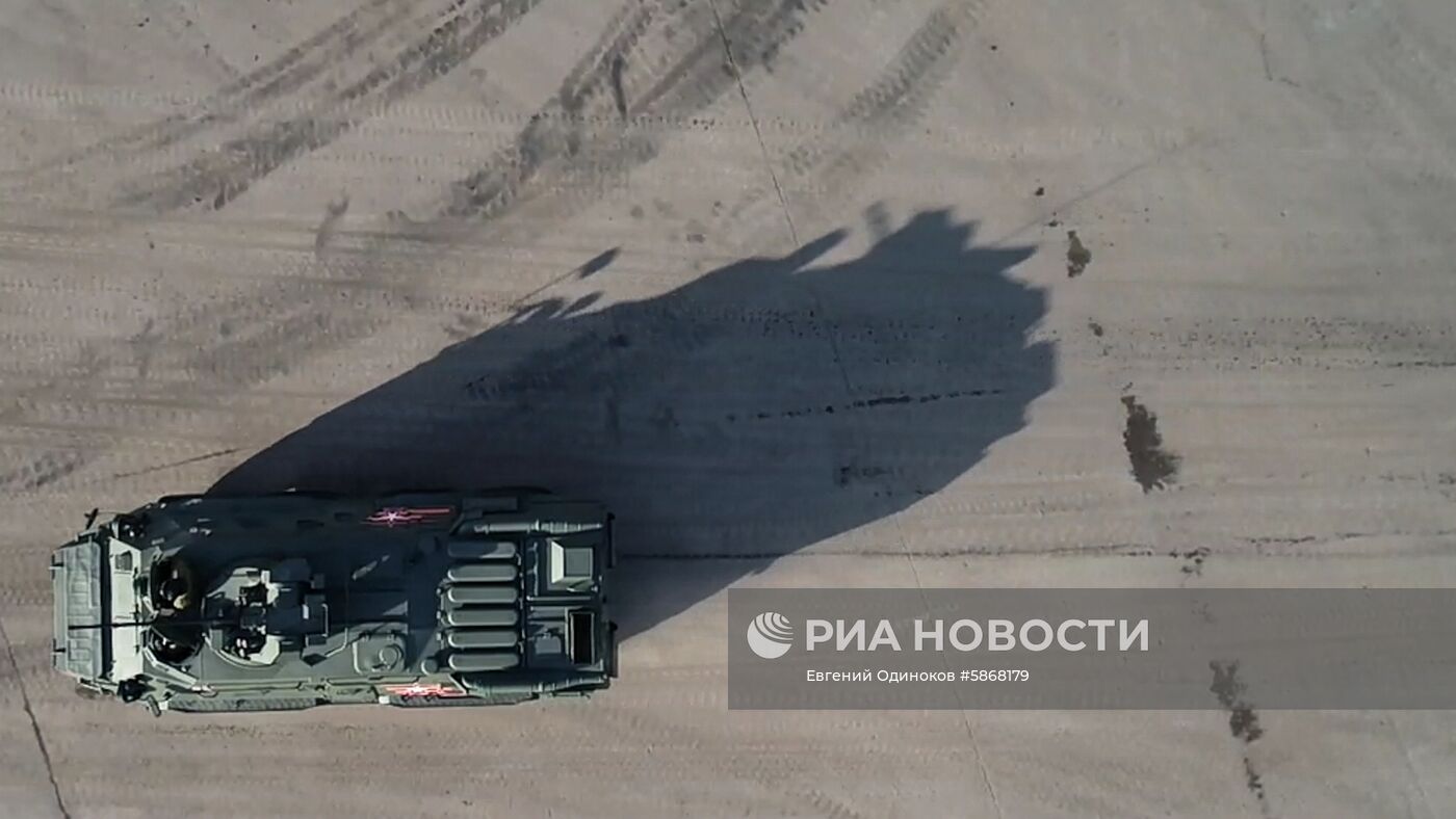 Военная техника перед ночной репетицией парада Победы