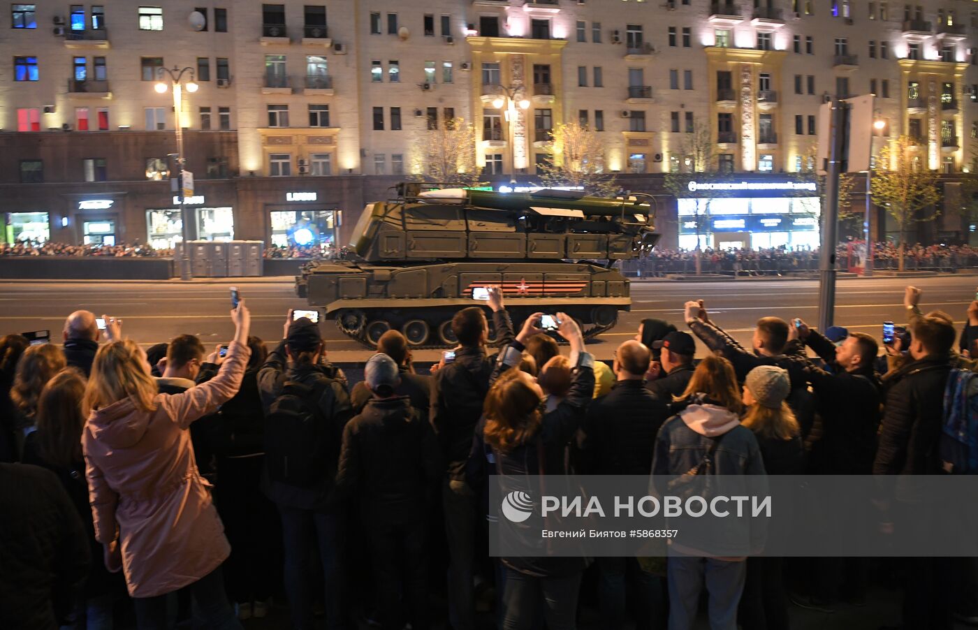 Военная техника перед ночной репетицией парада Победы 