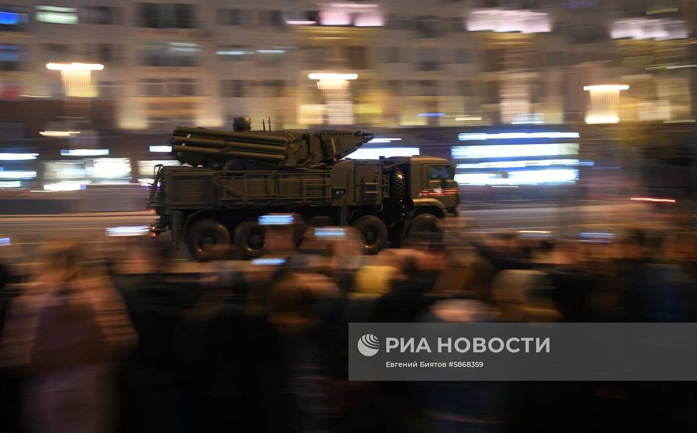 Военная техника перед ночной репетицией парада Победы 