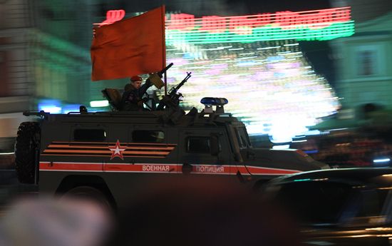 Военная техника перед ночной репетицией парада Победы 