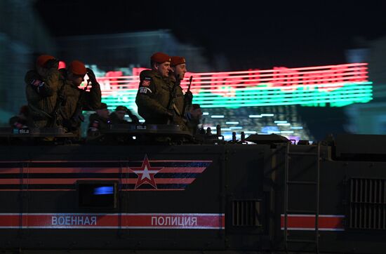 Военная техника перед ночной репетицией парада Победы 