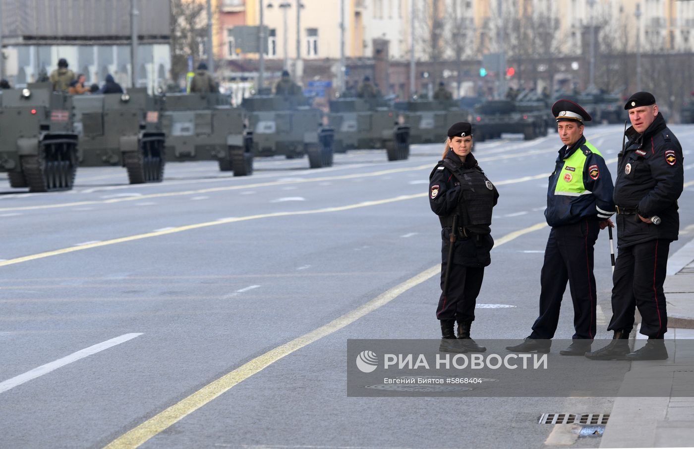 Военная техника перед ночной репетицией парада Победы