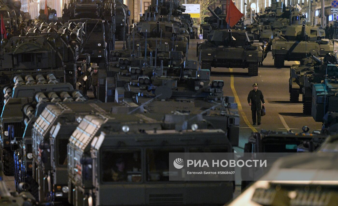 Военная техника перед ночной репетицией парада Победы