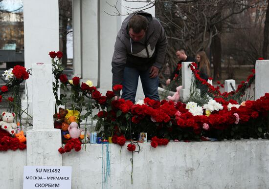 Цветы в память о погибших на борту самолета Superjet 100