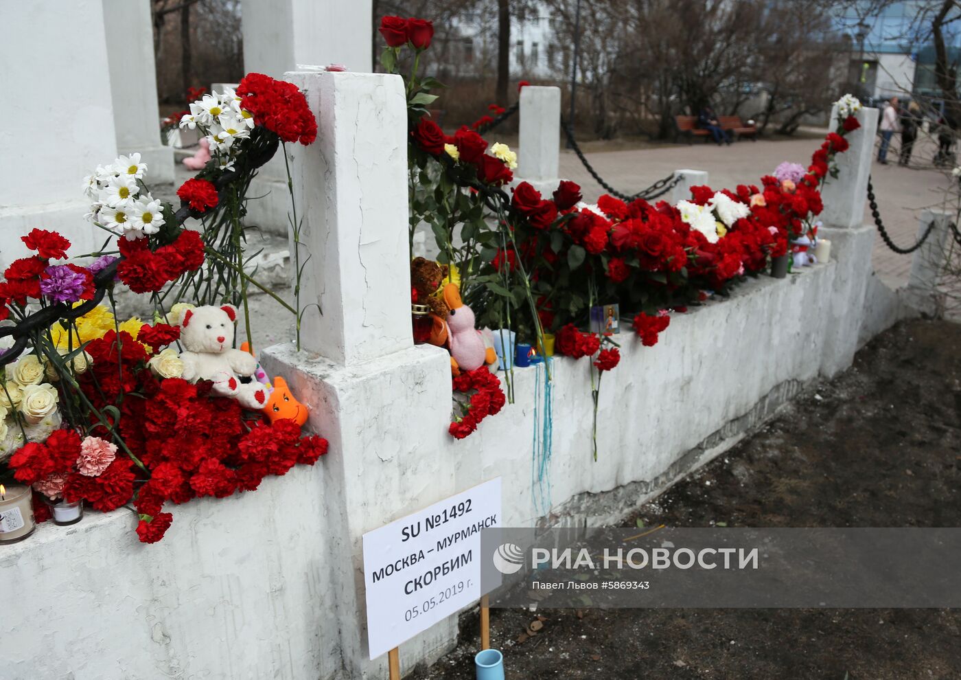 Цветы в память о погибших на борту самолета Superjet 100