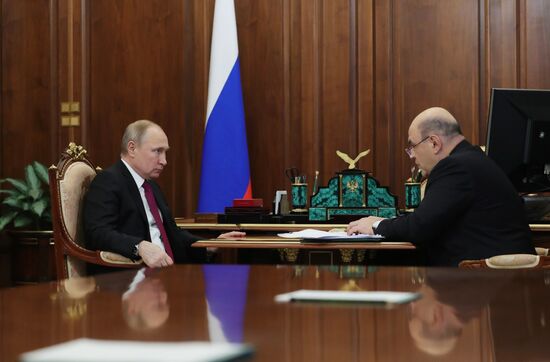 Президент РФ В. Путин встретился с главой ФНС М. Мишустиным
