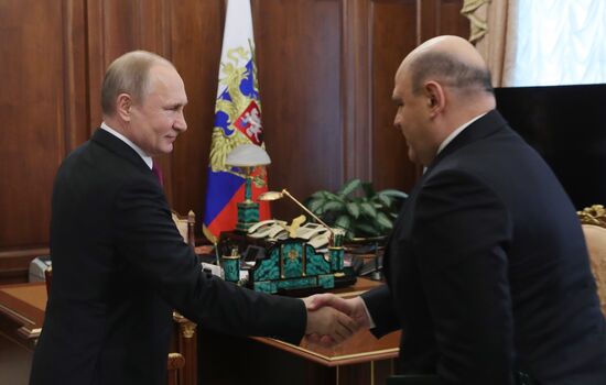 Президент РФ В. Путин встретился с главой ФНС М. Мишустиным