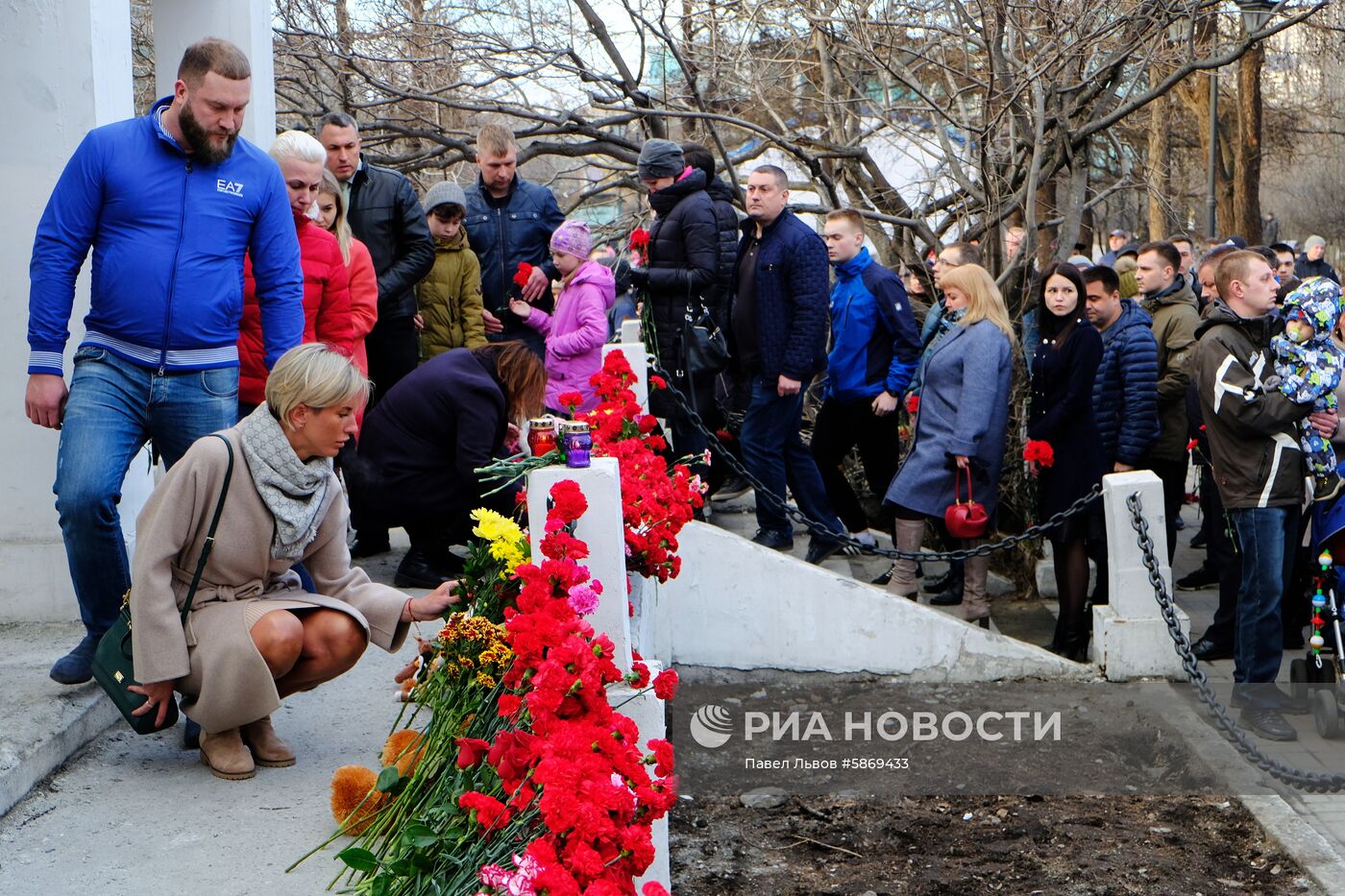 Акция в Мурманске в память о погибших на борту самолета Superjet-100 в аэропорту Шереметьево