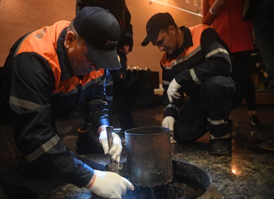 Профилактика горелки Вечного огня в Александровском саду