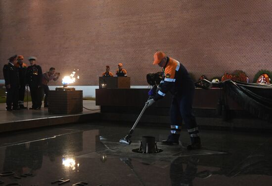 Профилактика горелки Вечного огня в Александровском саду