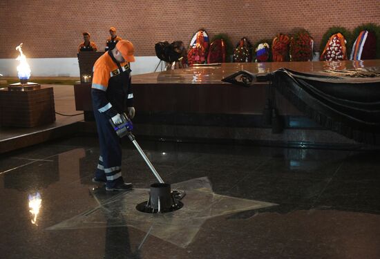 Профилактика горелки Вечного огня в Александровском саду