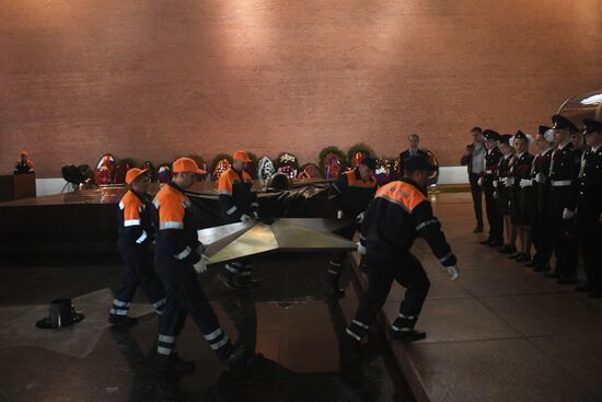 Профилактика горелки Вечного огня в Александровском саду