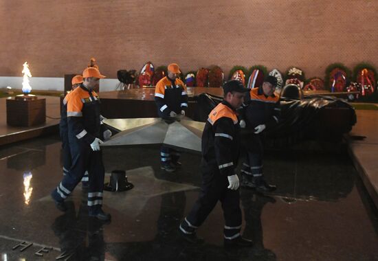 Профилактика горелки Вечного огня в Александровском саду