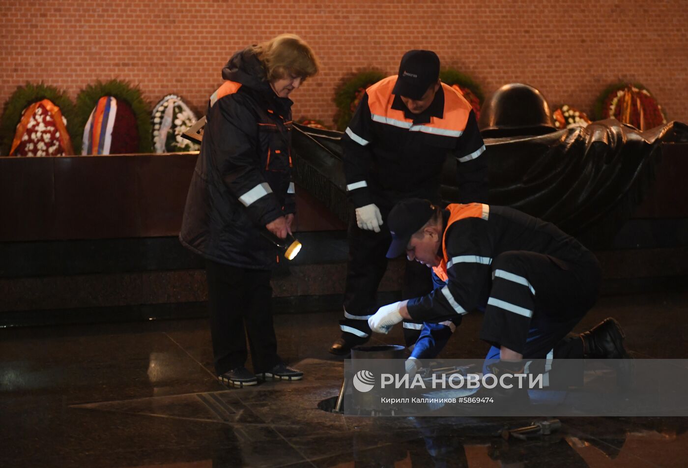 Профилактика горелки Вечного огня в Александровском саду