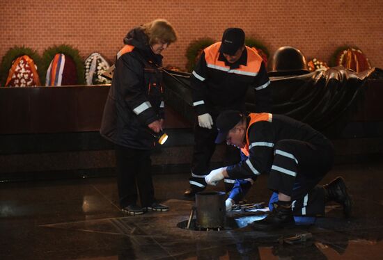 Профилактика горелки Вечного огня в Александровском саду