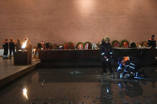 Профилактика горелки Вечного огня в Александровском саду