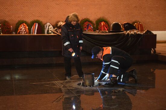 Профилактика горелки Вечного огня в Александровском саду