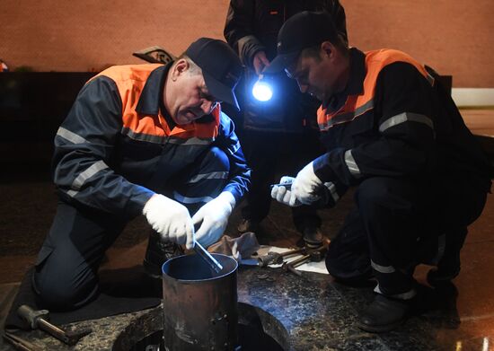 Профилактика горелки Вечного огня в Александровском саду