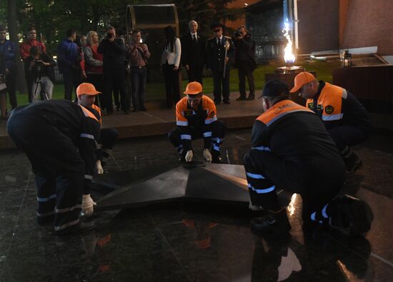 Профилактика горелки Вечного огня в Александровском саду