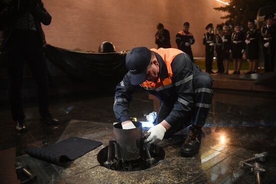 Профилактика горелки Вечного огня в Александровском саду