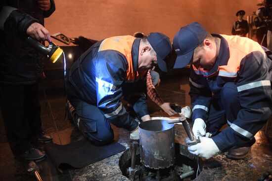 Профилактика горелки Вечного огня в Александровском саду